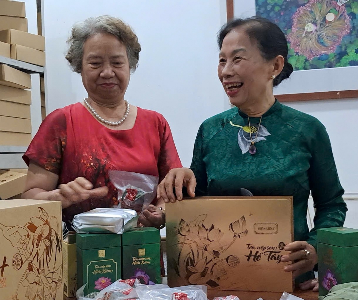 Giữ hồn sen Tây Hồ - câu chuyện từ gia đình nghệ nhân Lưu Thị Hiền