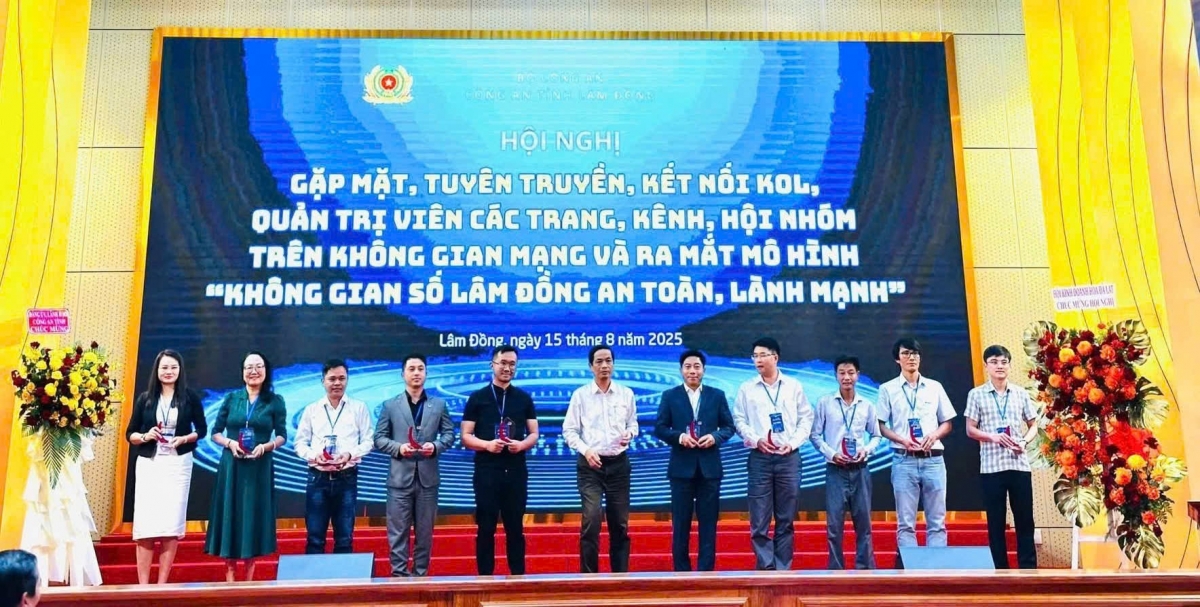 Ban tổ chức trao kỷ niệm ghi nhận đóng góp của các KOL, các nhóm, trang