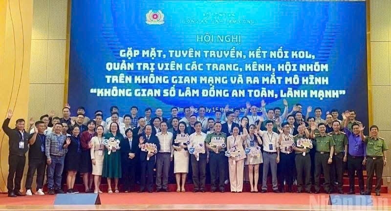 Đại biểu chụp hình lưu niệm tại lễ ra mắtmô hình không gian số an toàn, lành mạnh
