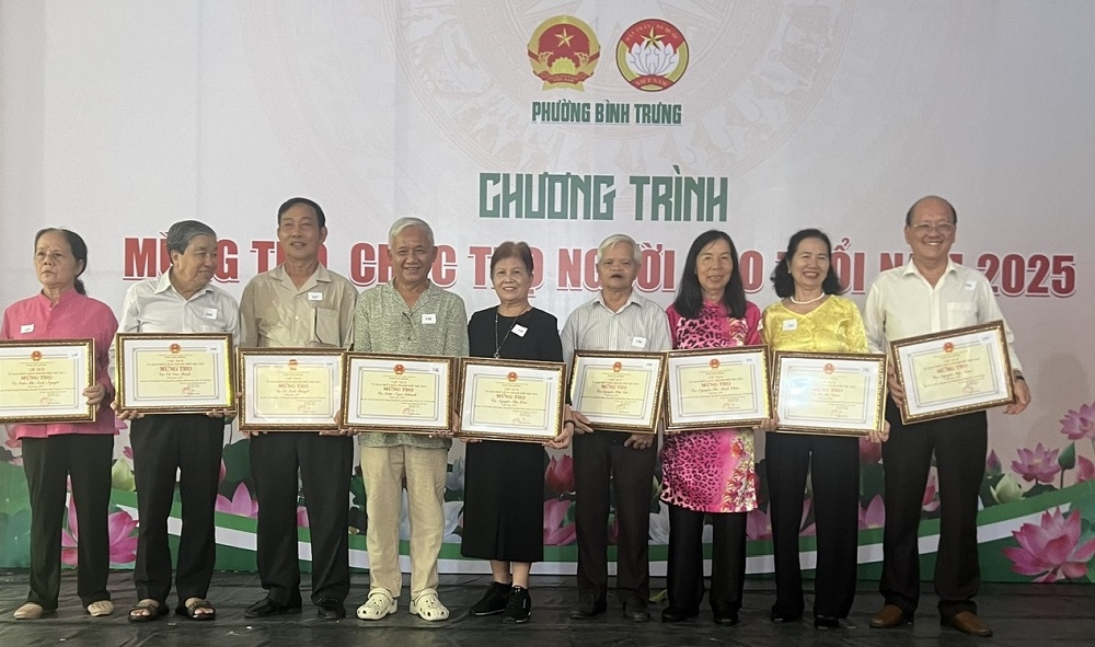 Chúc thọ, mừng thọ người cao tuổi là hoạt động thường niên, là nét đẹp văn hóa lâu đời của dân tộc Việt Nam