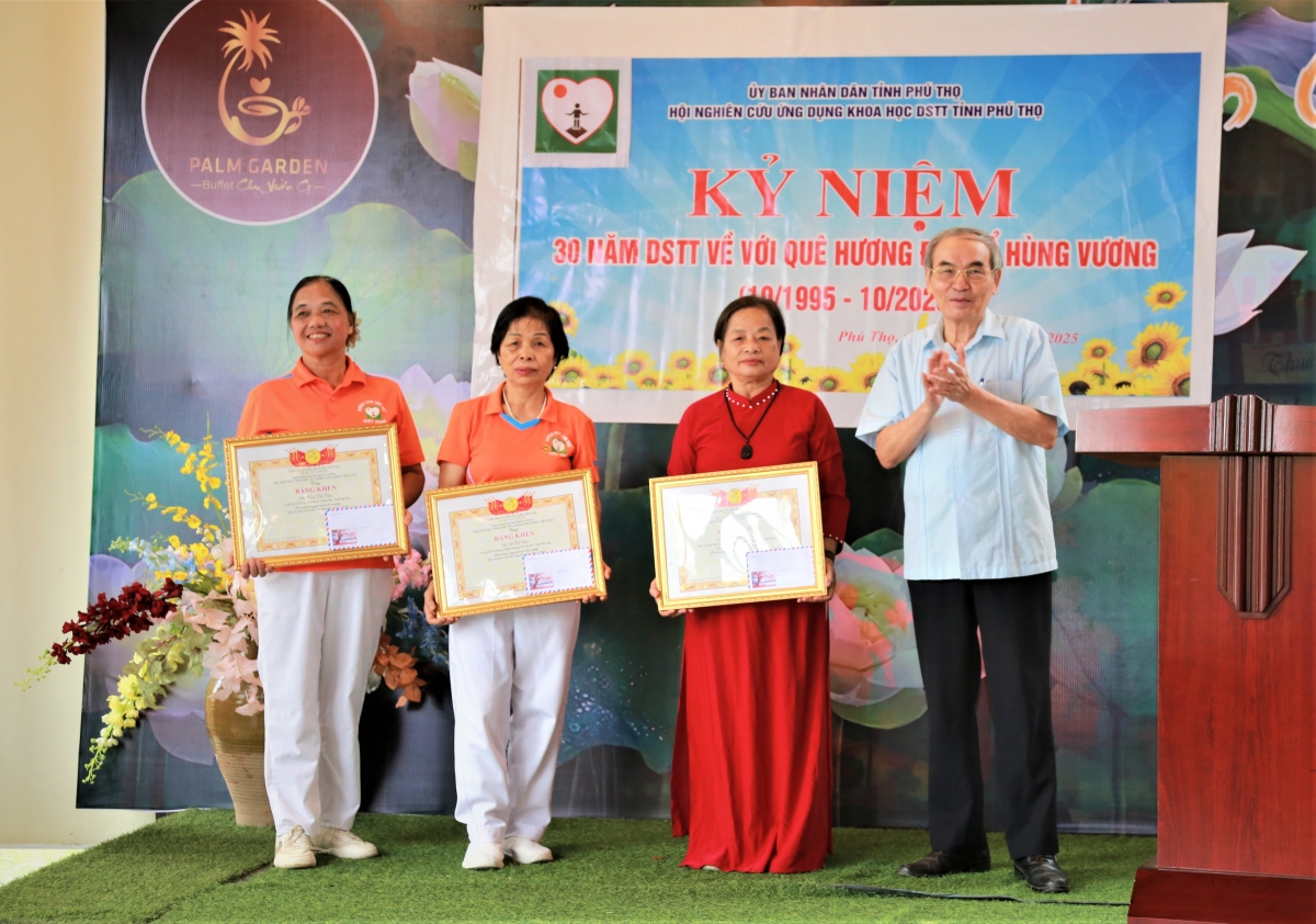 Trao Bằng khen Trung ương Hội cho các cá nhân xuất sắc