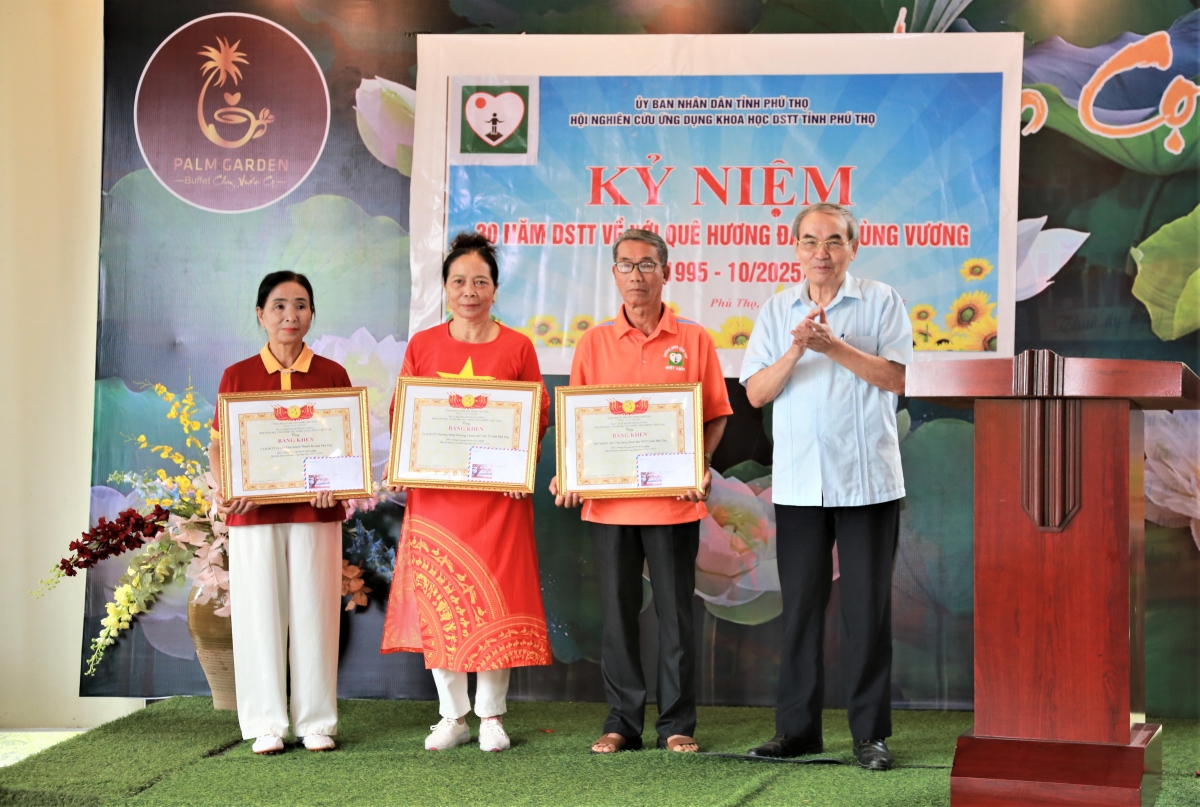 Trao Bằng khen Trung ương Hội cho các tập thể xuất sắc