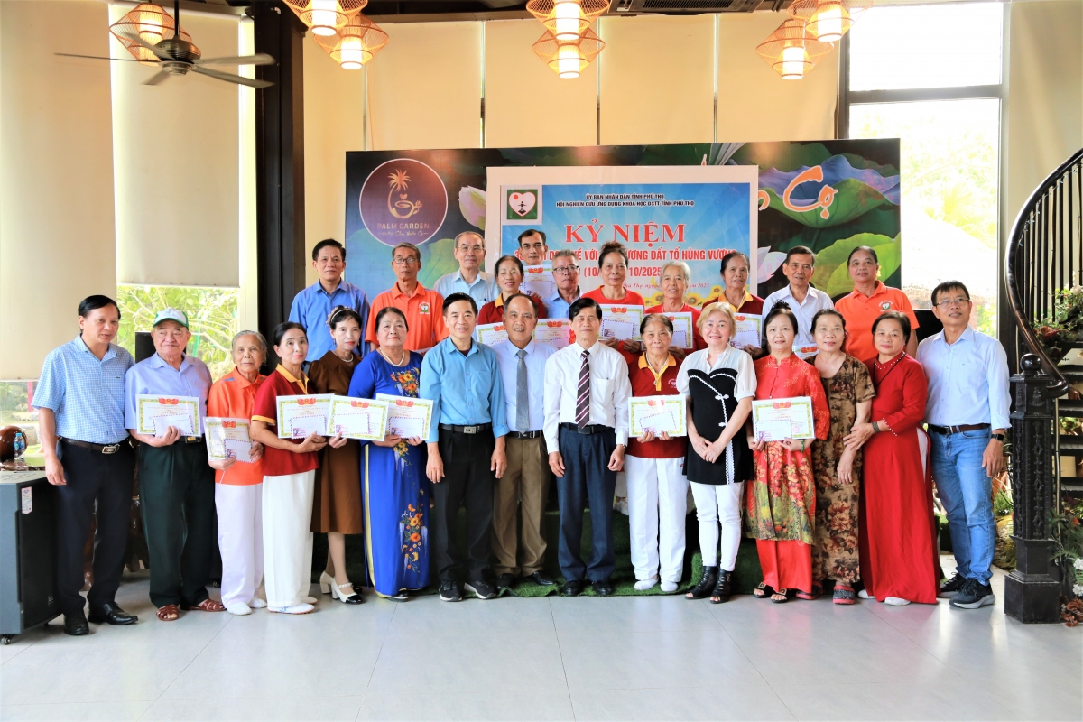 Trao Giấy khen của Viện Nghiên cứu ứng dụng DSTT cho các cá nhân xuất sắc