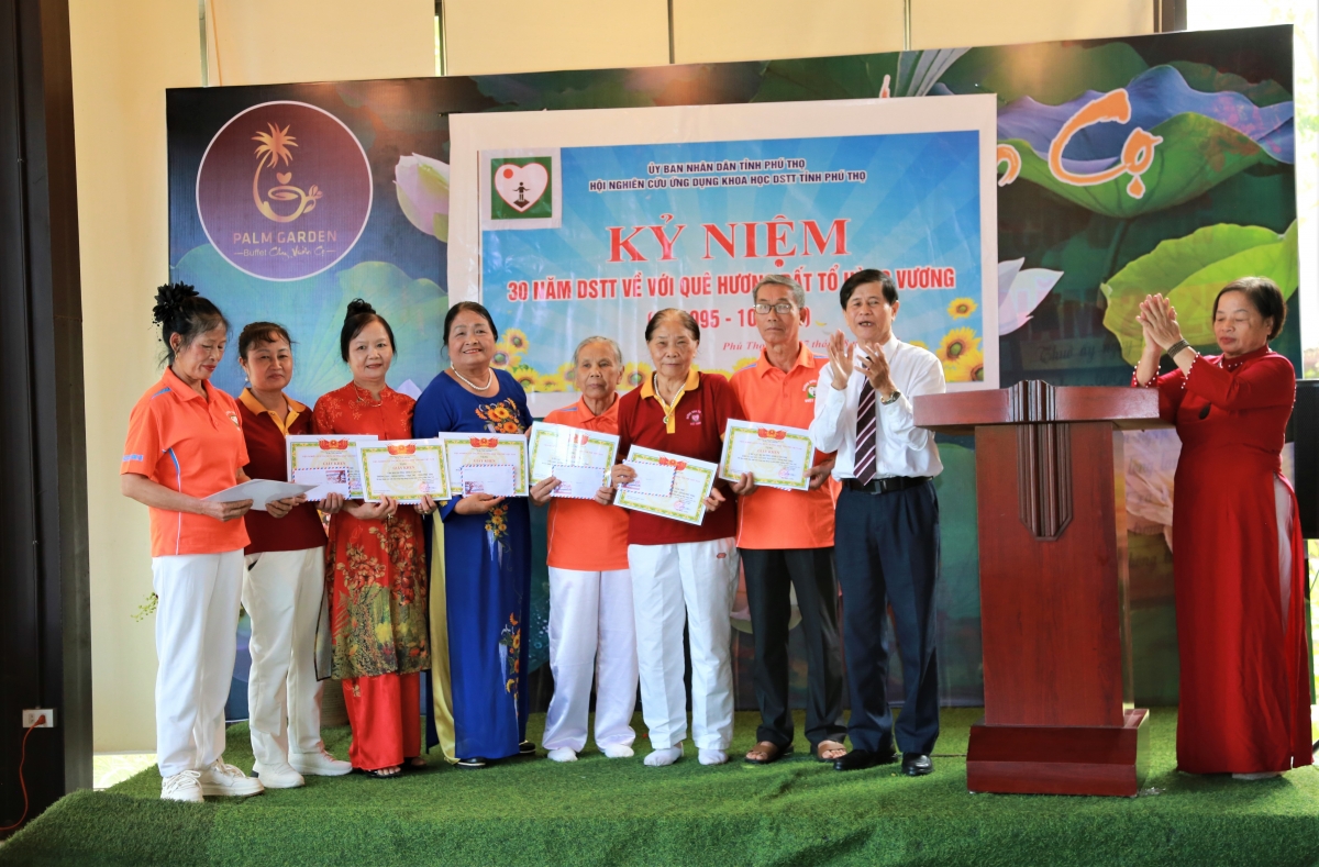 Trao Giấy khen của Viện Nghiên cứu ứng dụng DSTT cho các tập thể xuất sắc