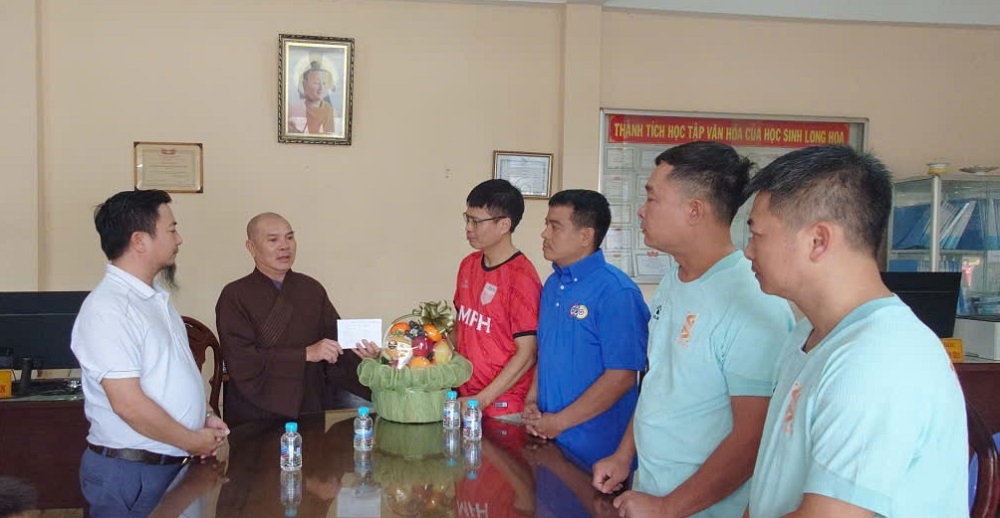 Toàn bộ số tiền vận động tại giải “Trái bóng yêu thương” được trao cho Trung tâm nuôi dạy trẻ mồ côi chùa Long Hoa