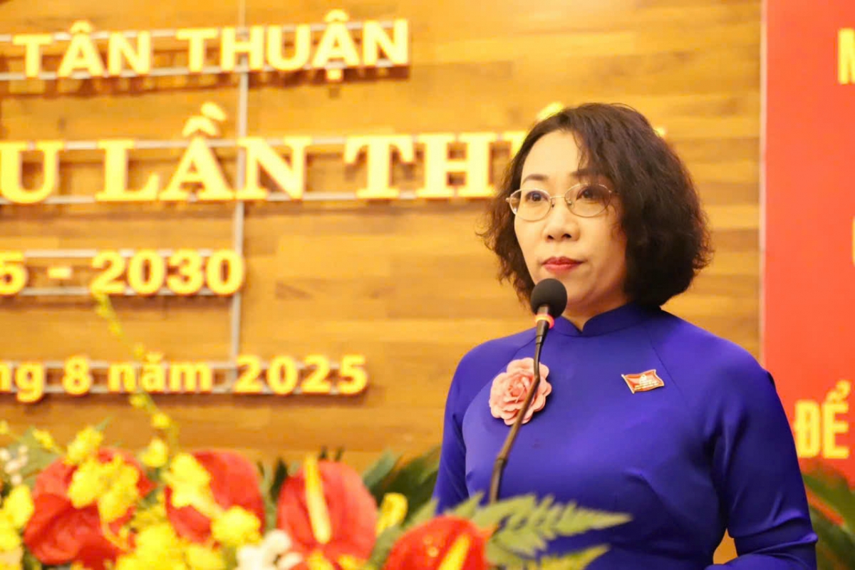 Bà Hàng Thị Thu Nga, Bí thư Đảng ủy phường Tân Thuận phát biểu tại Đại hội