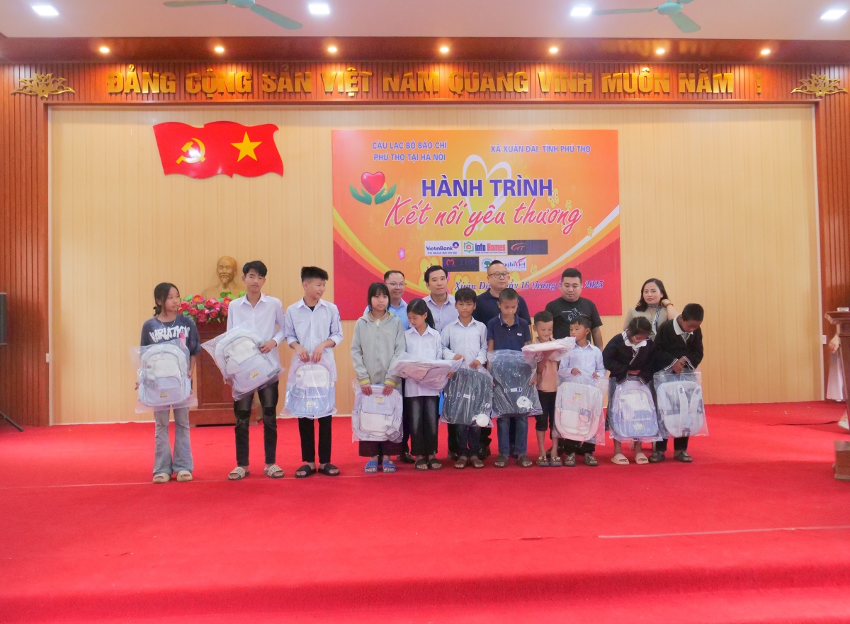 Nghĩa tình hướng về quê hương