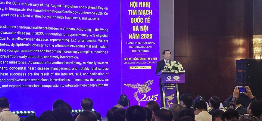 Thứ trường Bộ Y tế Trần Văn Thuấn phát biểu tại Hội nghị