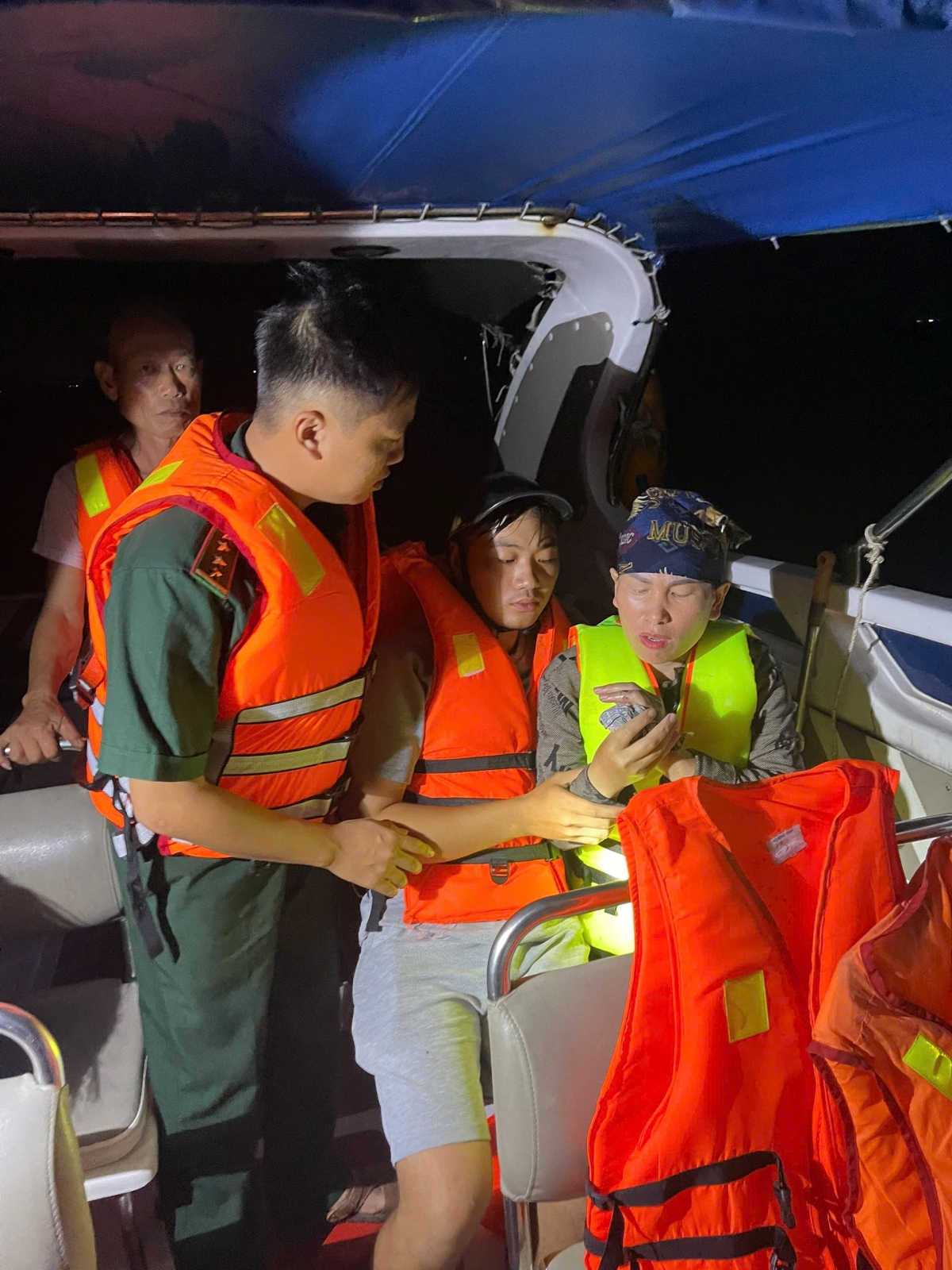 Đồn Biên phòng Quảng Đức hỗ trợ chăm sóc y tế cho các nạn nhân