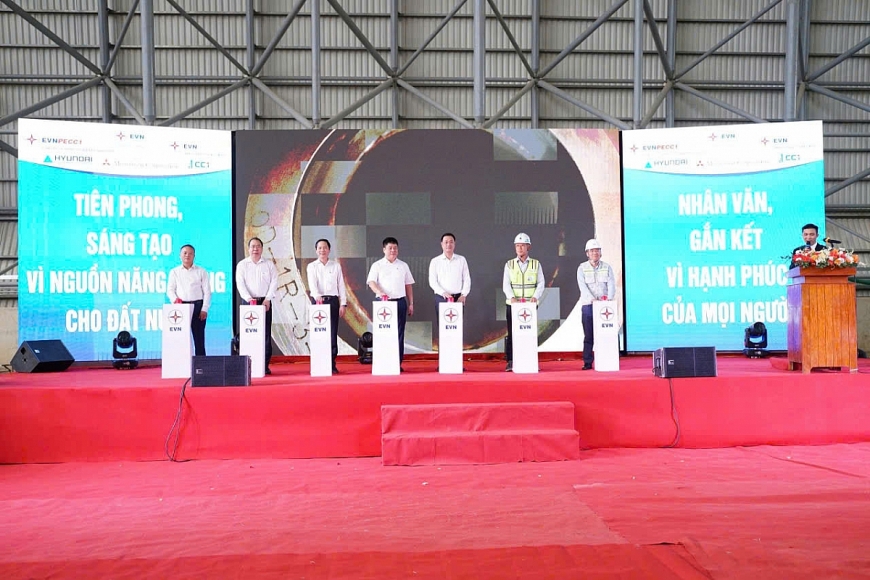 Các đại biểu thực hiện nghi thức đốt dầu lần đầu lò hơi Tổ máy 1 dự án nhiệt điện Quảng Trạch I.