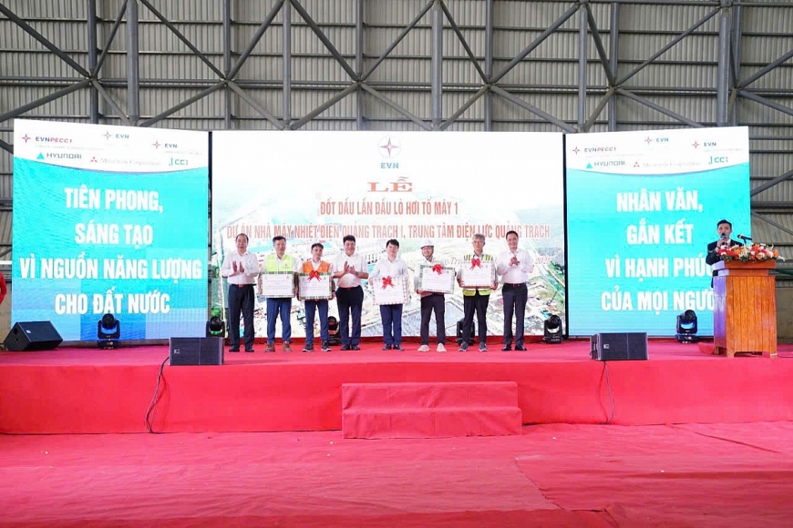 Lãnh đạo Tập đoàn Điện lực Việt Nam và  lãnh đạo tỉnh Quảng Trị tặng quà các đơn vị thi công. 