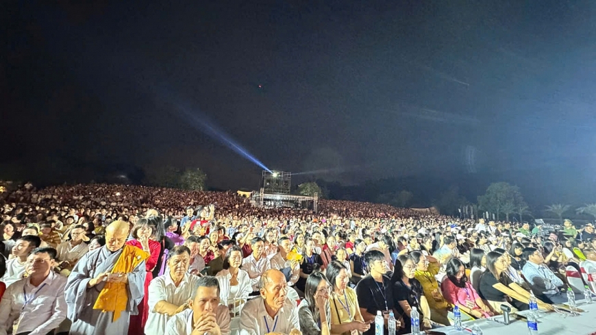 Hàng ngàn nhân dân, phật tử và du khách tham dự buổi lễ