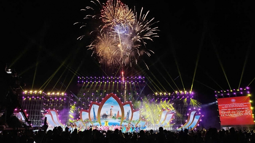 Kết thúc buổi lễ là màn bắn pháo hoa chào mừng