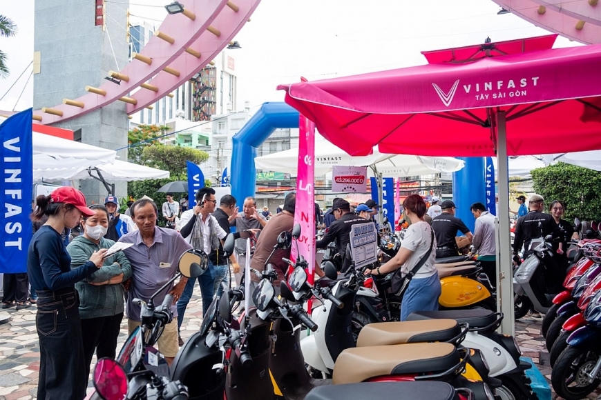 Không khí sự kiện luôn sôi động khi đông đảo người dân đều muốn trực tiếp trải nghiệm xe máy điện của VinFast