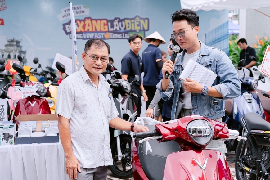 Ông Đỗ Thanh Tùng (bên trái) ủng hộ chuyển đổi sang xe điện để giúp môi trường sống xanh, sạch hơn