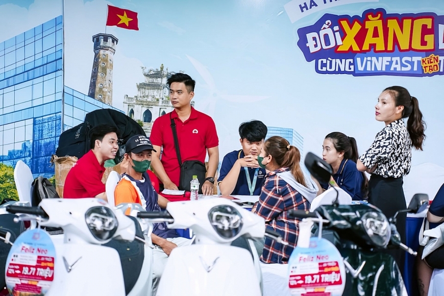 Khu vực tư vấn và đăng ký trải nghiệm luôn tấp nập khách hàng