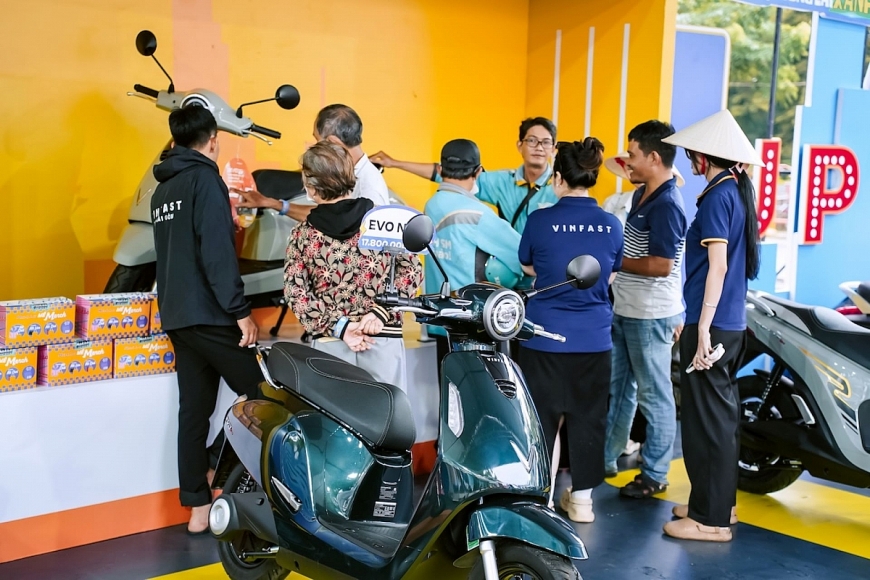 Khu vực trưng bày của sự kiện luôn tấp nập khách hàng, đặc biệt là nơi có mẫu Evo Grand