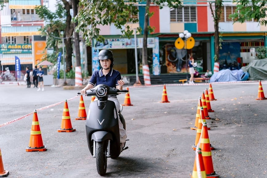 Khách hàng tới sự kiện được cầm lái trực tiếp nhiều dòng xe máy điện của VinFast