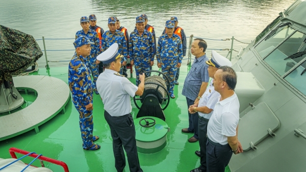 Thăm tặng quà cán bộ chiến sỹ Vùng 1 Hải Quân, quân và dân Đảo Trần