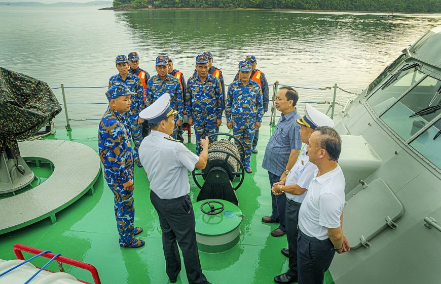 Cán bộ, chiến sỹ Lữ đoàn 170 chia sẻ nhiệm vụ bảo vệ chủ quyền biển đảo với Phó Thống đốc NHNN Đào Minh Tú.