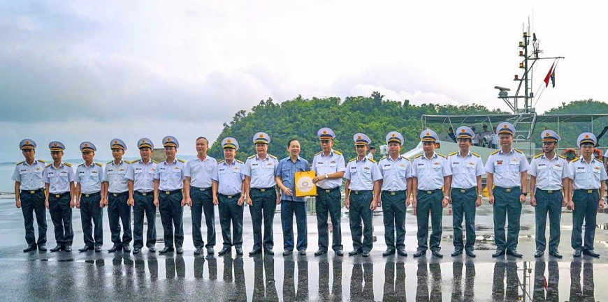 Đào Minh Tú, Phó Bí thư Thường trực Đảng ủy, Phó Thống đốc Thường trực, Chủ tịch Công đoàn NHNN tặng quà cán bộ, chiến sỹ Lữ đoàn 170.