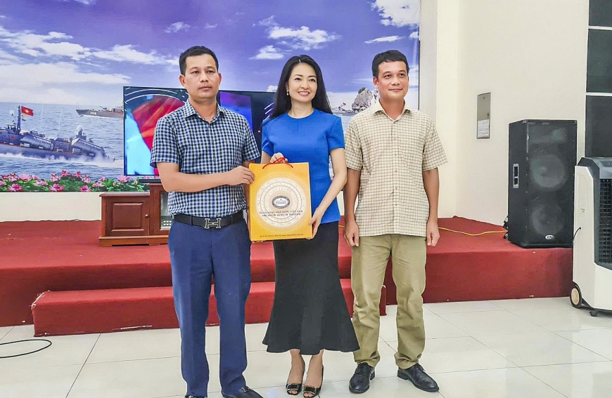     Đồng chí Nguyễn Khánh Chi, Phó Chủ tịch Công đoàn Ngân hàng nhà nước Việt Nam(người đứng giữa) trao quà cho cán bộ, chiến sỹ Lữ đoàn 170.