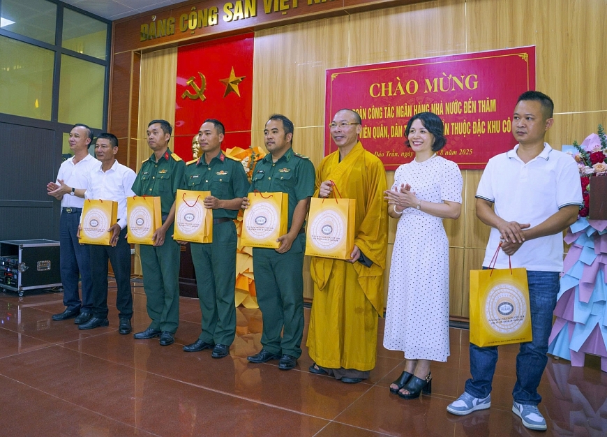 Đoàn công tác trao quà cho đại diện các đơn vị quân đội và nhân dân Đảo Trần.