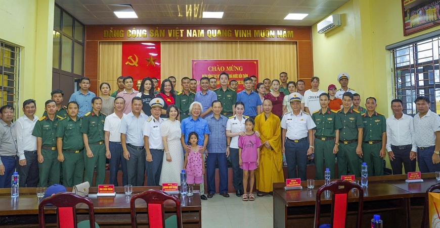   Đoàn công tác của Ngân hàng Nhà nước Việt Nam chụp ảnh lưu niệm với đại diện các đơn vị, các tầng lớp nhân dân trên Đảo Trần.