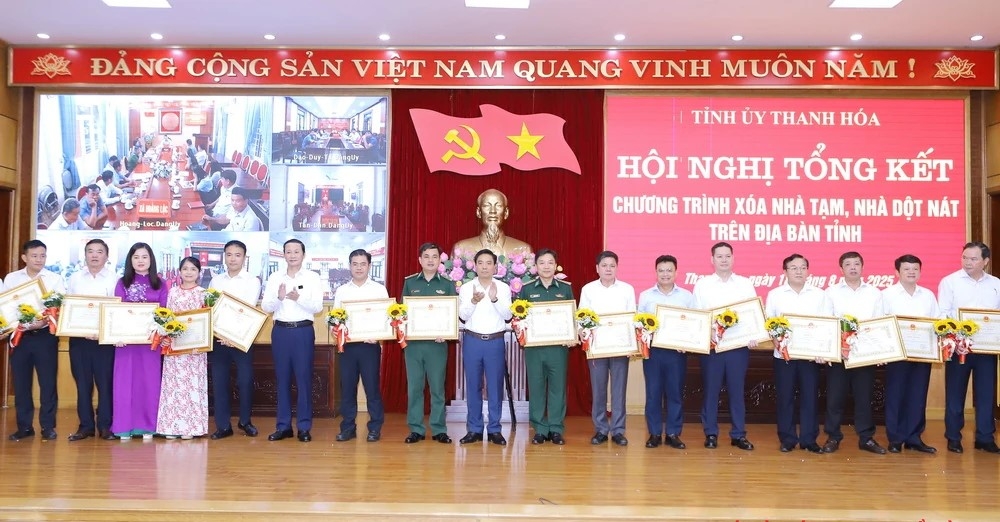 Bí thư Tỉnh ủy Nguyễn Doãn Anh và Chủ tịch UBND tỉnh Đỗ Minh Tuấn trao Bằng khen của Chủ tịch UBND tỉnh cho các tập thể có thành tích xuất sắc.
