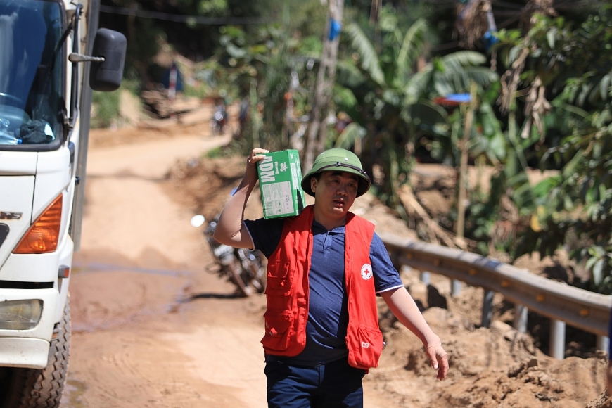 Vinamilk hỗ trợ đồng bào Nghệ An khắc phục hậu quả thiên tai