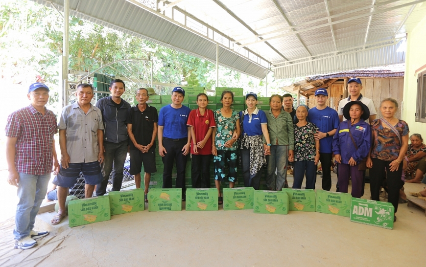 Vinamilk hỗ trợ đồng bào Nghệ An khắc phục hậu quả thiên tai