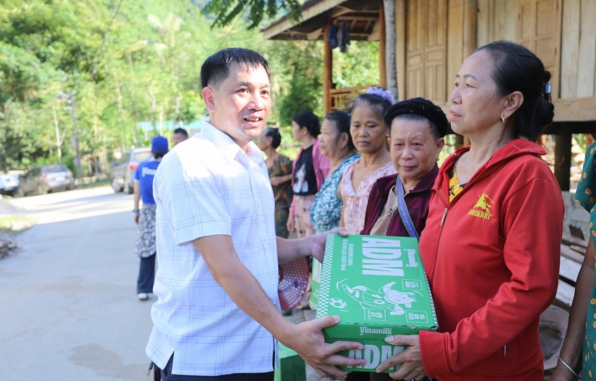 Vinamilk hỗ trợ đồng bào Nghệ An khắc phục hậu quả thiên tai