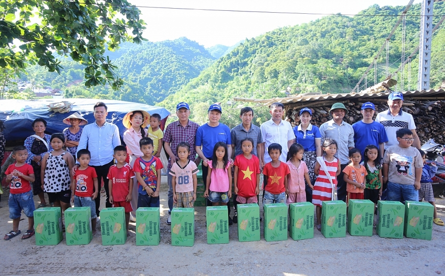 Vinamilk hỗ trợ đồng bào Nghệ An khắc phục hậu quả thiên tai