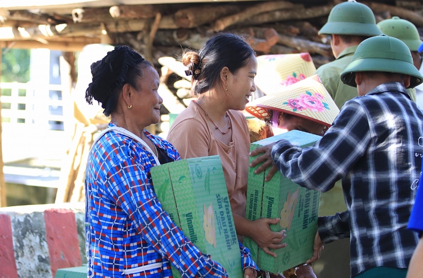 Vinamilk hỗ trợ đồng bào Nghệ An khắc phục hậu quả thiên tai