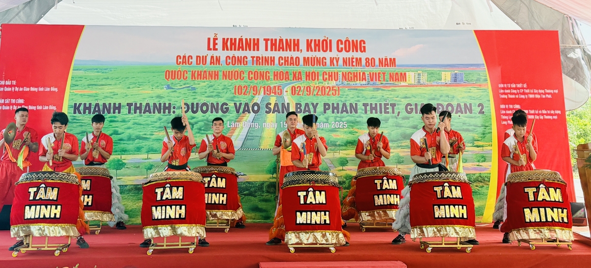 Biểu diễn chào mừng khánh thành dự án đường vào sân bay