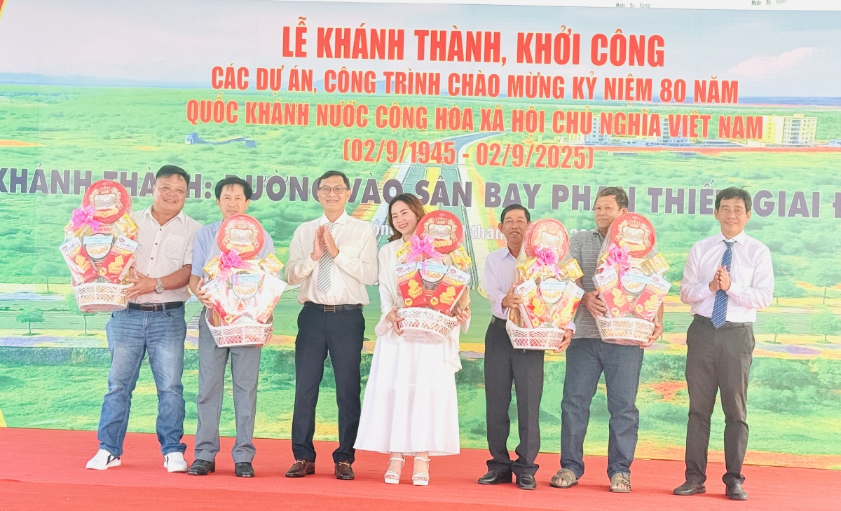 Trao quà cho các hộ dân ở Mũi Né, Lâm Đồng bàn giao mặt bằng sớm nhất