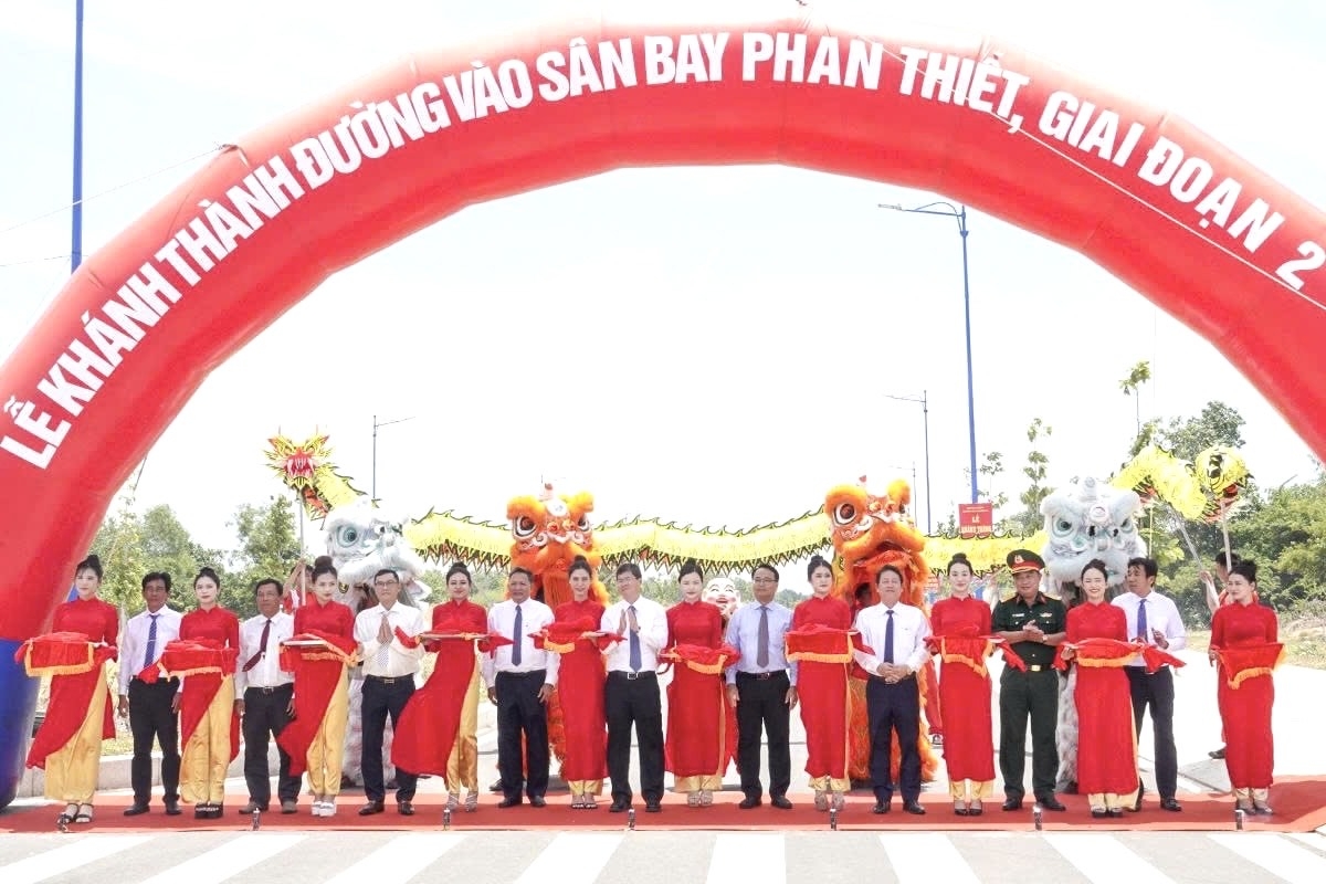 Lãnh đạo tỉnh Lâm Đồng và đại biểu cắt băng khánh thành