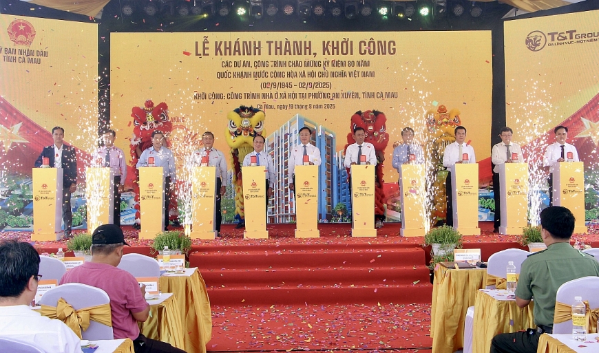 Các đại biểu thực hiện nghi lễ khởi công công trình nhà ở xã hội tại phường An Xuyên, tỉnh Cà Mau