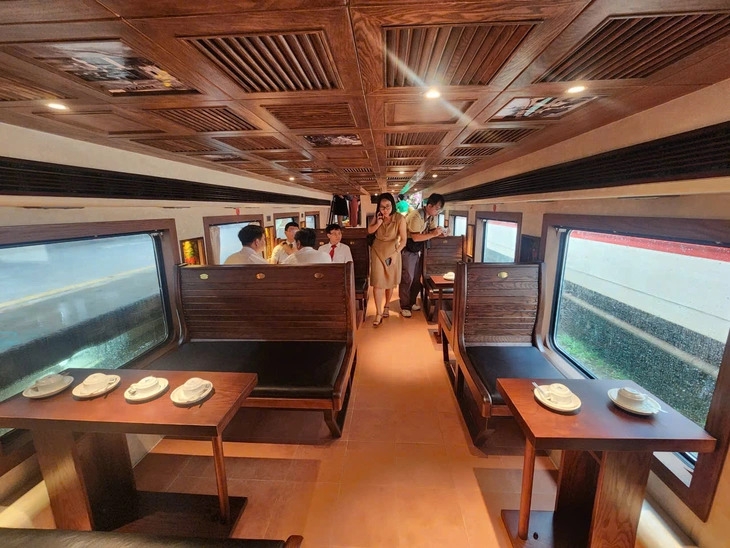 Tàu có không gian nội thất thoáng đãng