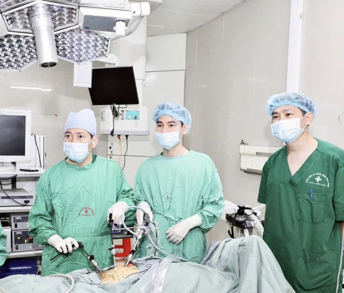 Thực hiện phẫu thuật nội soi đặt lưới nhân tạo TEP điều trị thoát vị bẹn cho bệnh nhân tại Bệnh viên đa khoa tỉnh Ninh BÌnh