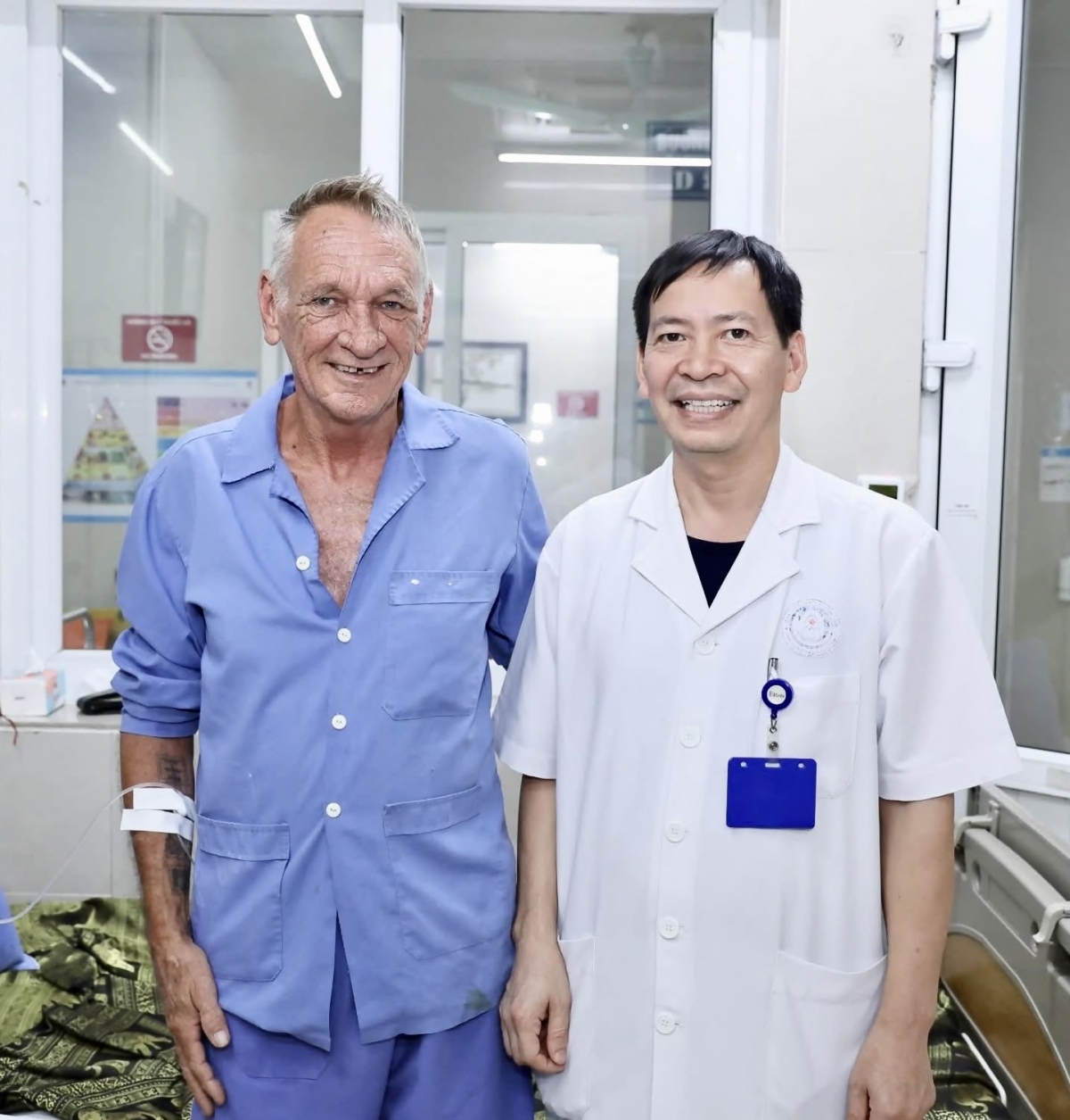 Bệnh nhân 62 tuổi (áo xanh) người nước ngoài phục hồi nhanh sau điều trị thoát vị bẹn bằng phẫu thuật nội soi TEP