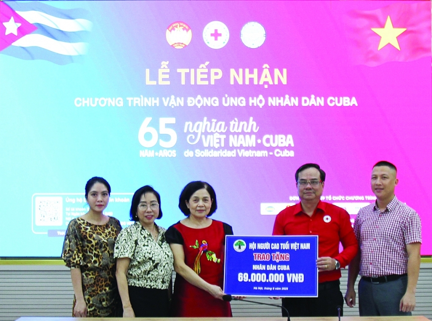 Đại diện Hội NCT Việt Nam trao biển tượng trưng số tiền ủng hộ Nhân dân Cuba.