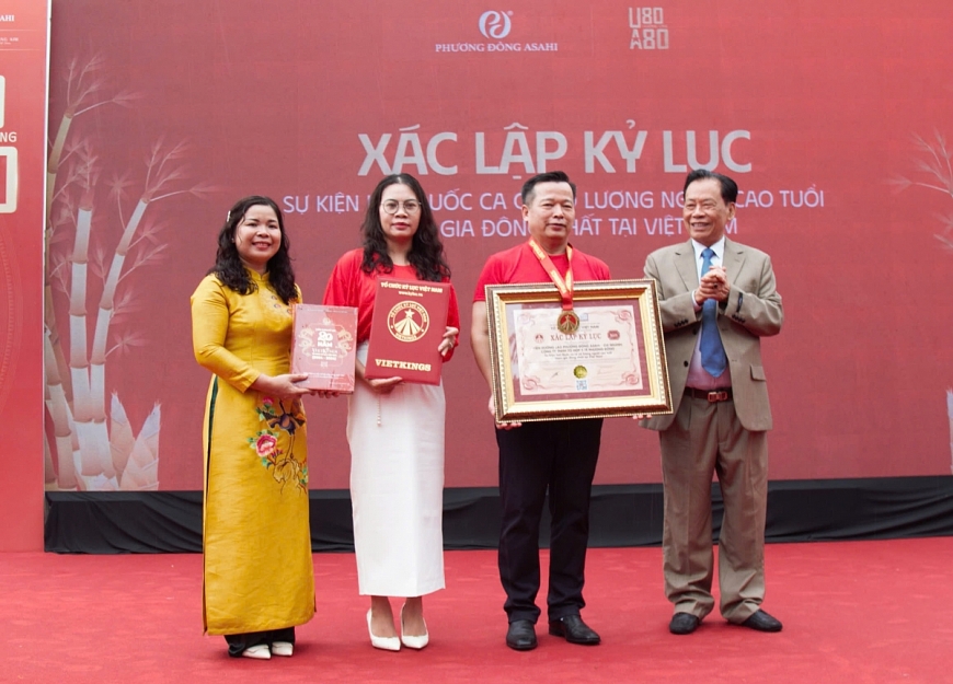 Đại diện Tổ chức Kỷ lục Việt Nam thực hiện nghi thức trao Bằng Kỷ lục Việt Nam cho lãnh đạo Công ty TNHH Tổ hợp Y tế Phương Đông tại sự kiện.