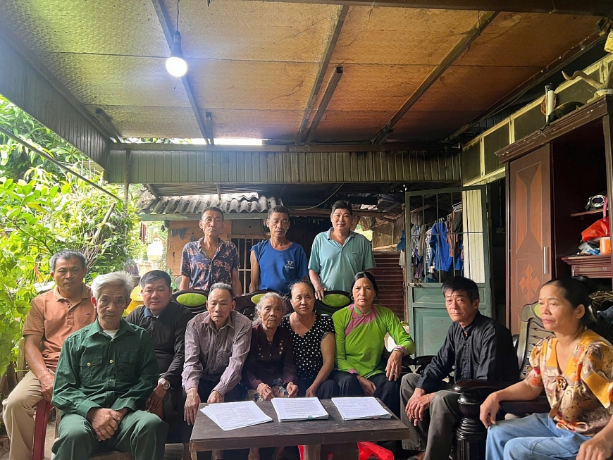 Bà Nguyễn Thị Sửu, 64 tuổi và các hộ dân bức xúc về việc thu hồi đất và áp giá bồi thường. 2-Bà Sửu cho biết cần minh bạch các dự án và đền bù thỏa đáng, tái định cư đúng quy định cho gia đình bà để gia đình bà bàn giao đất thu hồi. 3-Bà Vũ Thị Thin, 60 tuổi, dân tộc Giáy bức xúc về việc thu hồi đất nhưng không có tái định cư đủ cho các hộ con của bà và còn tái định cư của bà đã ở nhiều năm nhưng chưa được trả sổ đỏ.