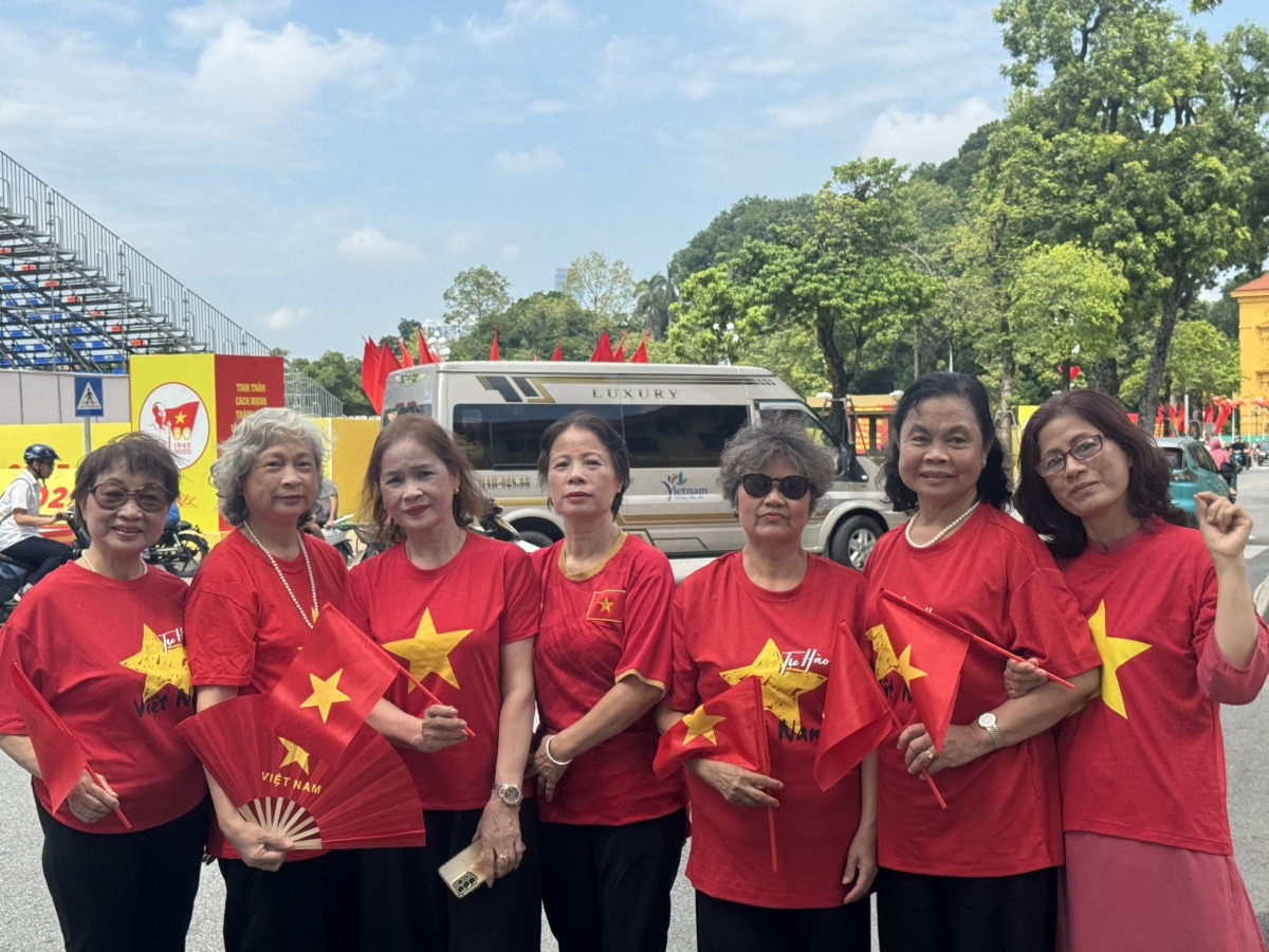 Rạng rỡ nụ cười người cao tuổi trước ngày Quốc khánh