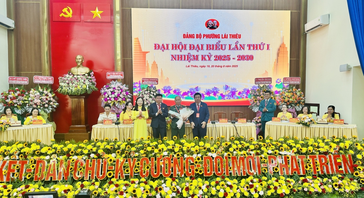Đại hội đại biểu phường Lái Thiêu tặng hoa chúc mừng Anh hùng lực lượng vũ trang nhân dân Đoàn Văn Thái.
