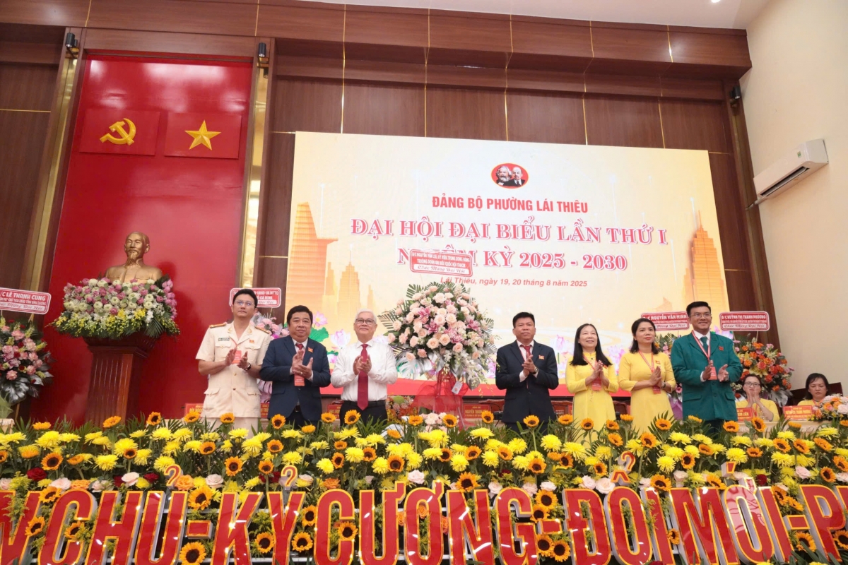 Lãnh đạo TP.Hồ Chí Minh tặng hoa chúc mừng Đại hội đại biểu phường Lái Thiêu.