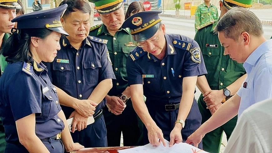 Lãnh đạo UBND tỉnh Lạng Sơn kiểm tra xuất nhập khẩu hàng hóa tại cửa khẩu quốc tế Hữu Nghị