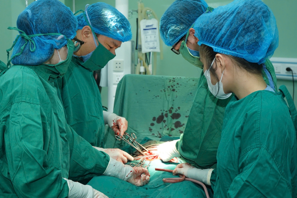 Ekip bác sĩ phẫu thuật lấy thai cho cặp song sinh tại Bệnh viện sản nhi Nghệ An