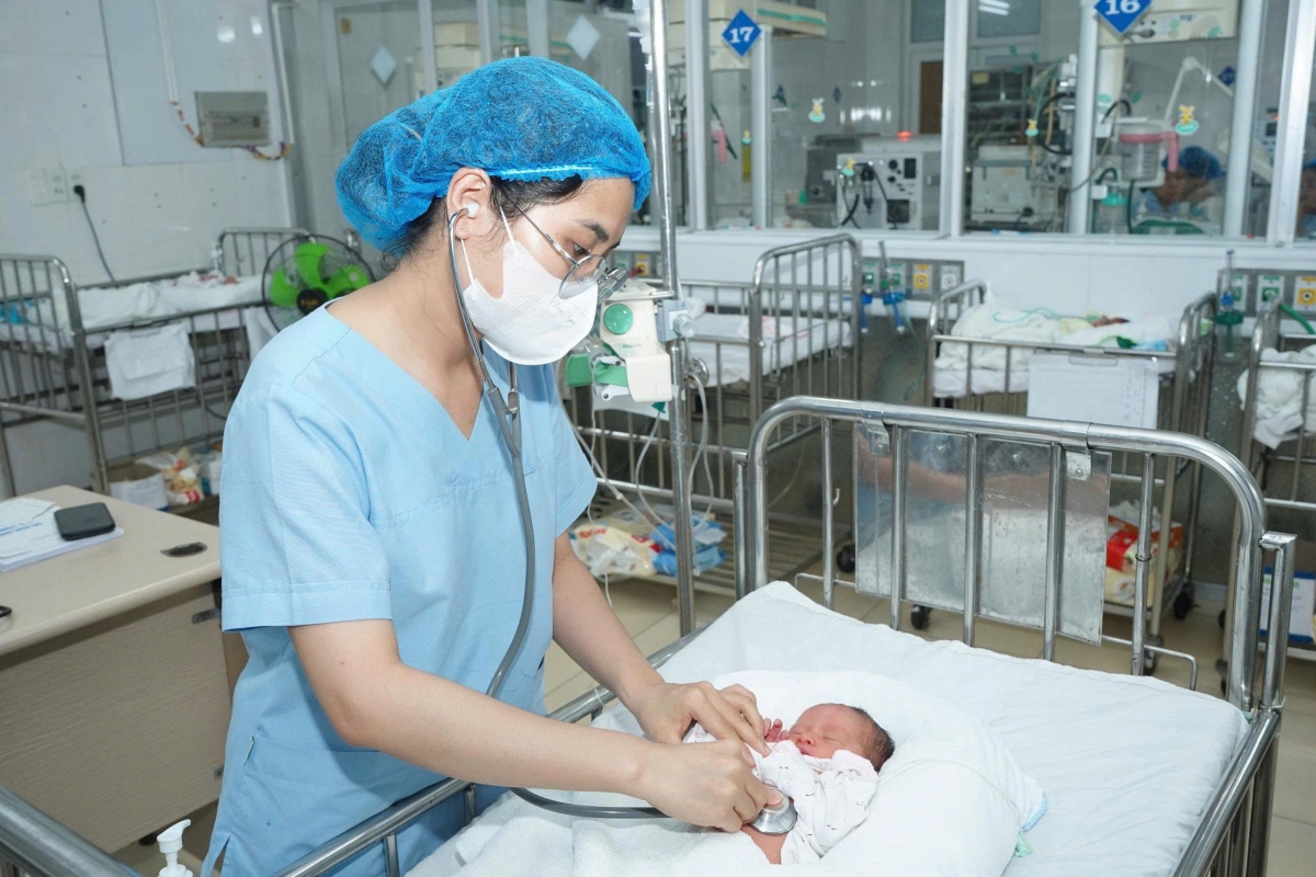 Ngay sau chào đời, hai bé được chăm sóc, theo dõi đặc biệt tại khoa Hồi sức cấp cứu sơ sinh Bệnh viện sản nhi Nghệ An